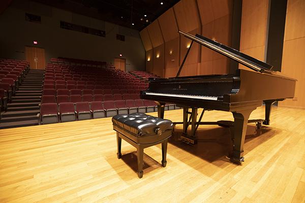 中国扶贫基金会音乐厅的大钢琴